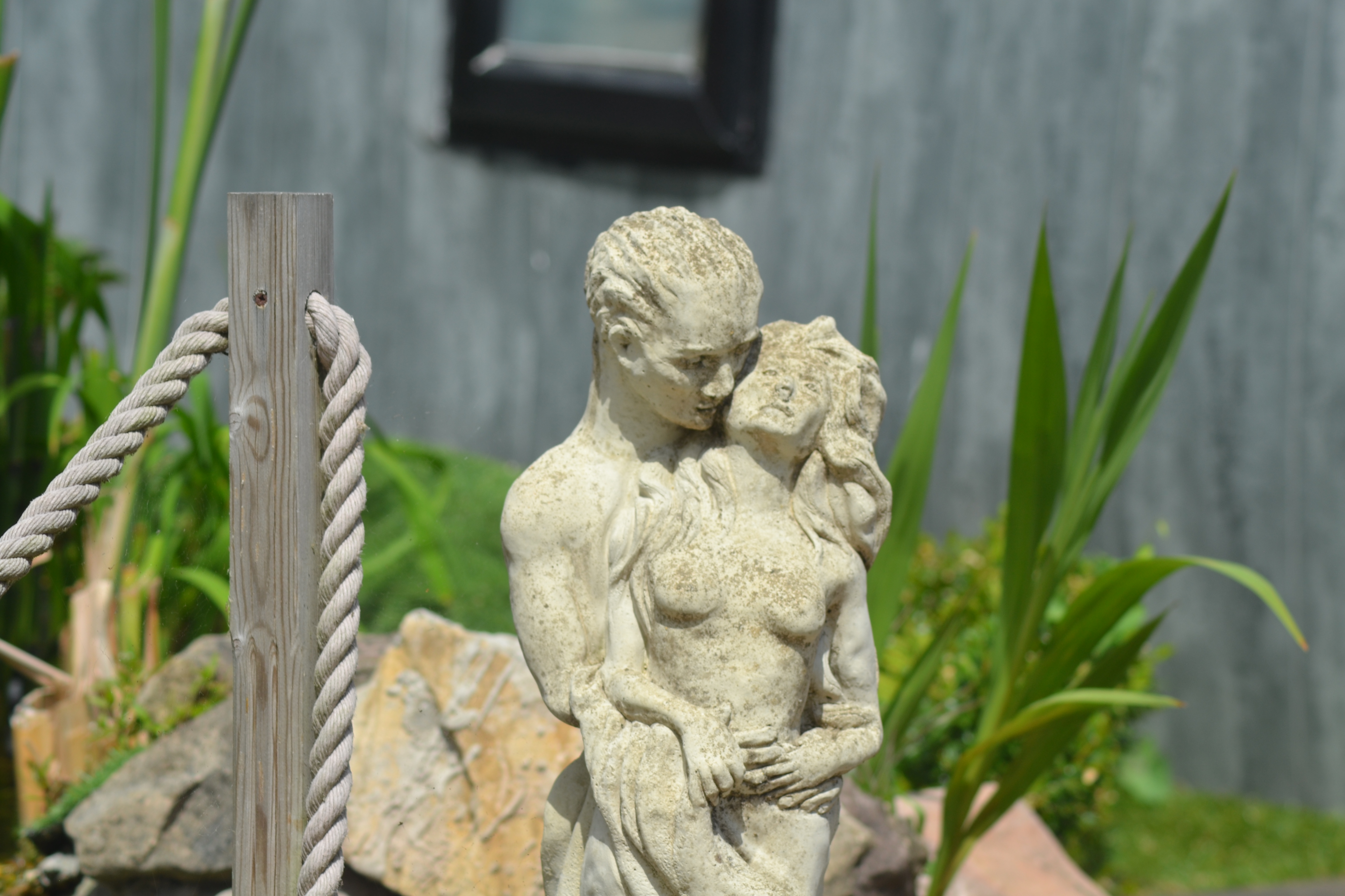 A statue of a couple holding each other